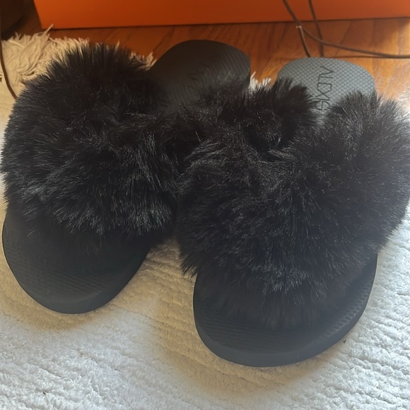 Alexis - Plush Fur flip flops - Picture 2 of 7